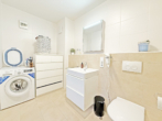 Helle 2-Zimmer-Wohnung mit Südbalkon und Einbauküche in zentraler aber ruhiger Lage von Pasing - Bild