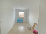 Modern, hell, ruhig - 2,5-Zi-Whg. mit Westbalkon direkt an der U3 - kleines Zimmer